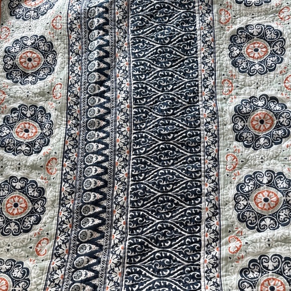 Pottery Barn Full/Queen Quilt and Standard Shams - Picture 9 of 13